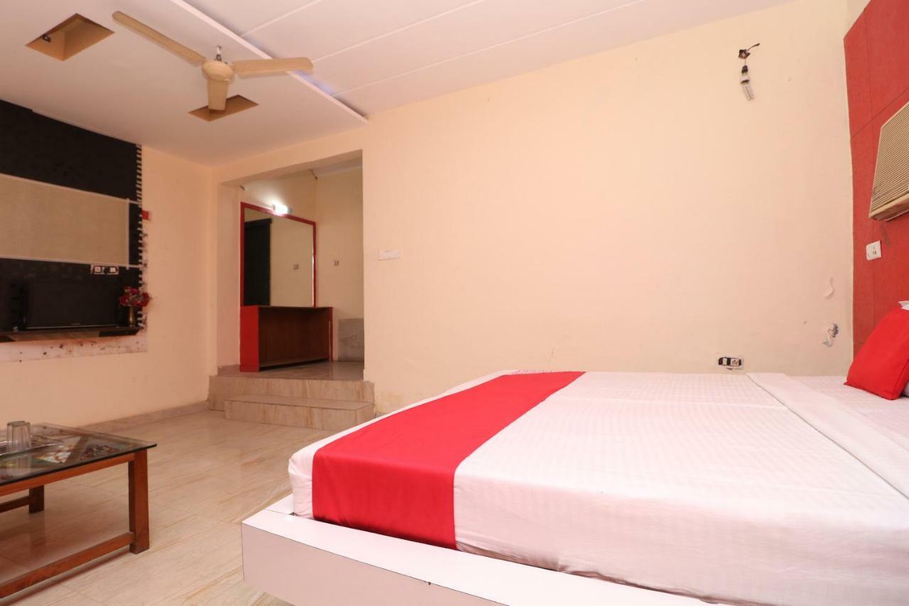 Oyo 29852 Hotel Golden View Abadpura Buitenkant foto